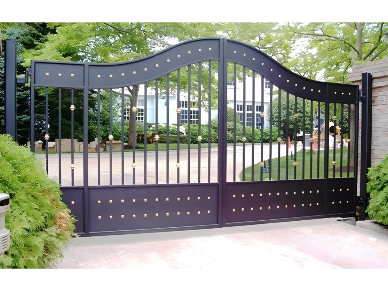 Czarna Brama Kuta ze Złotymi Detalami