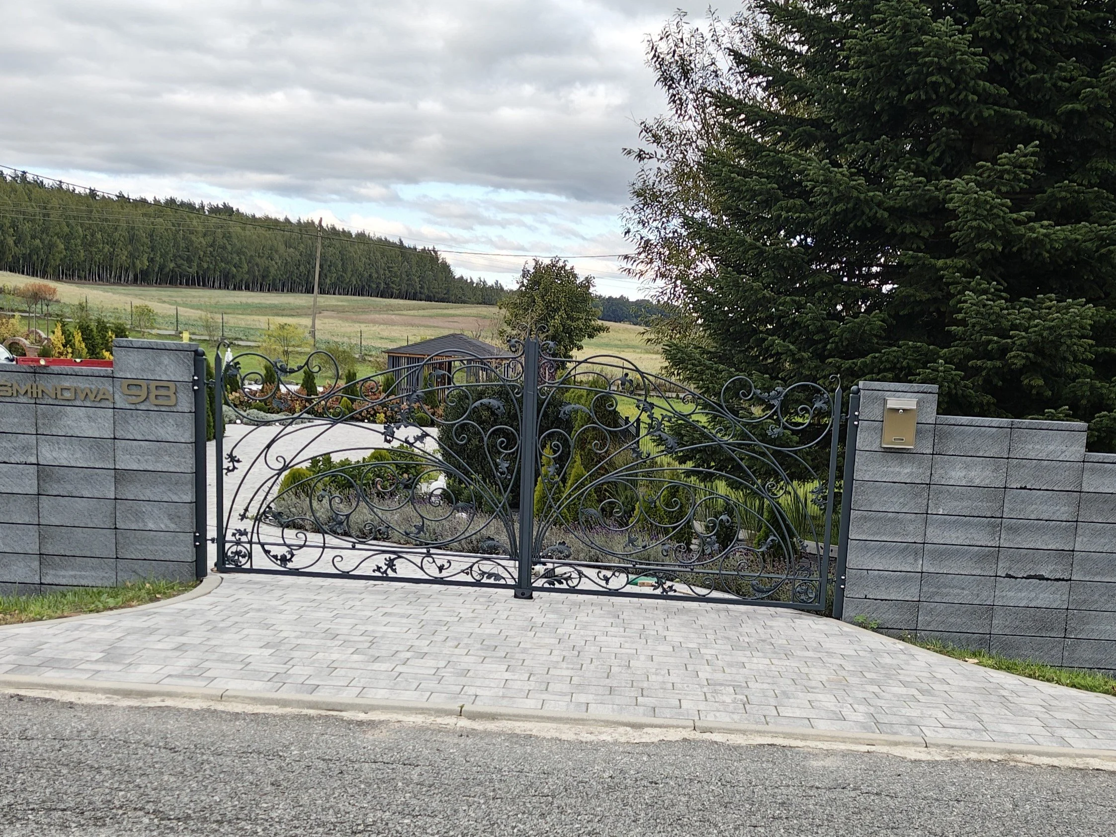 Daszek Szklany na Kowalskich Wspornikach - Detal Frontowy