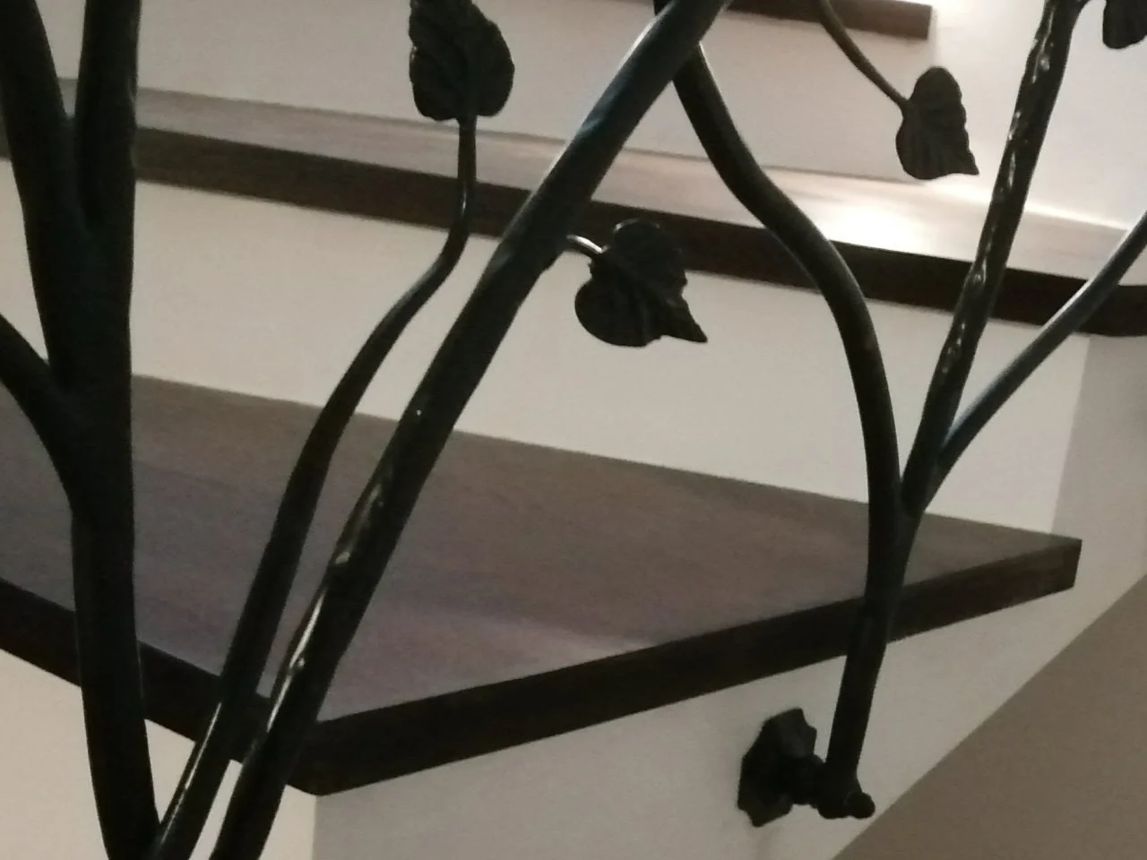 Detal balustrady - Liście kute ręcznie