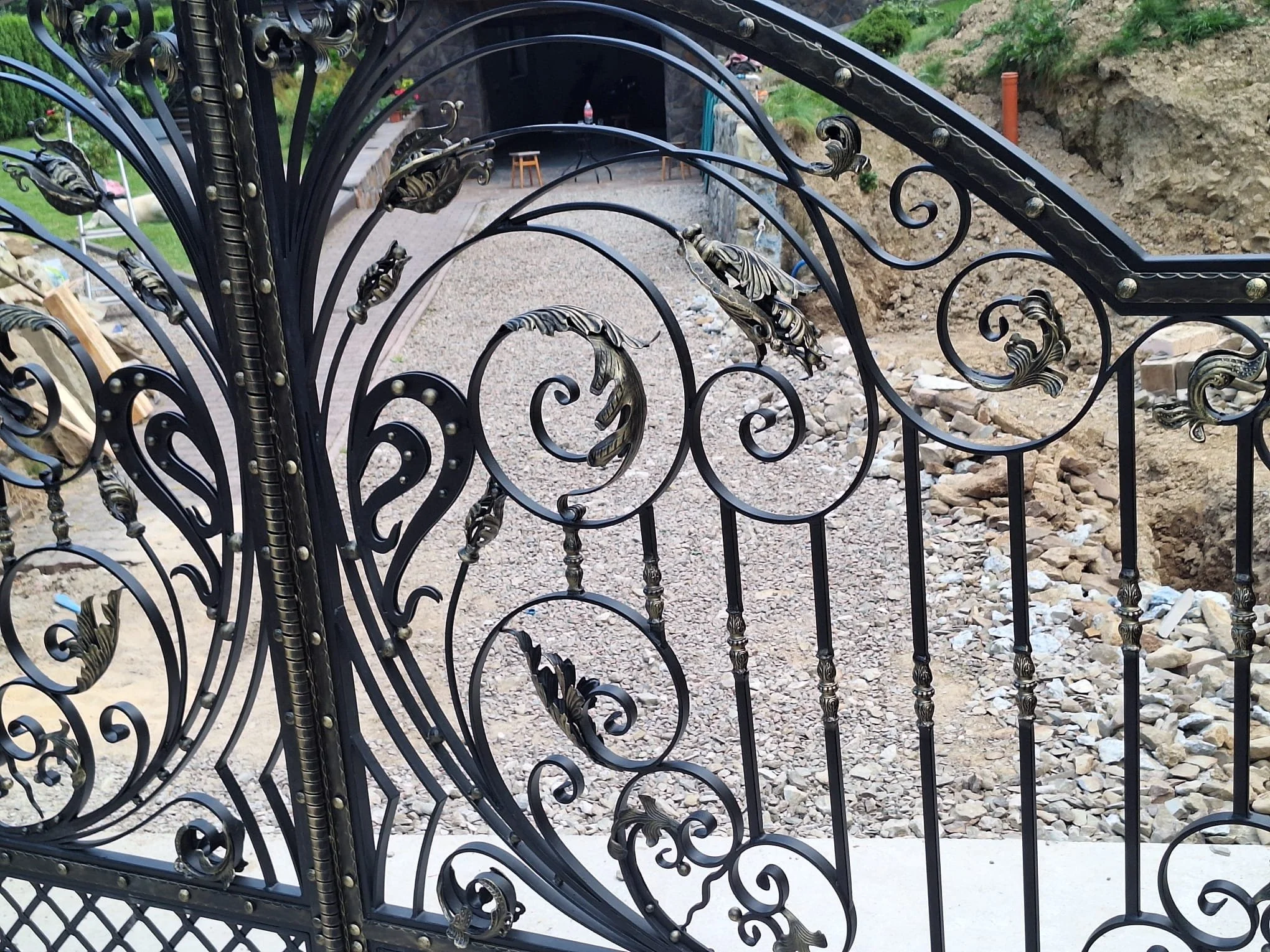 Detal Bogato Zdobionej Bramy Kutej – Złoto i Stal