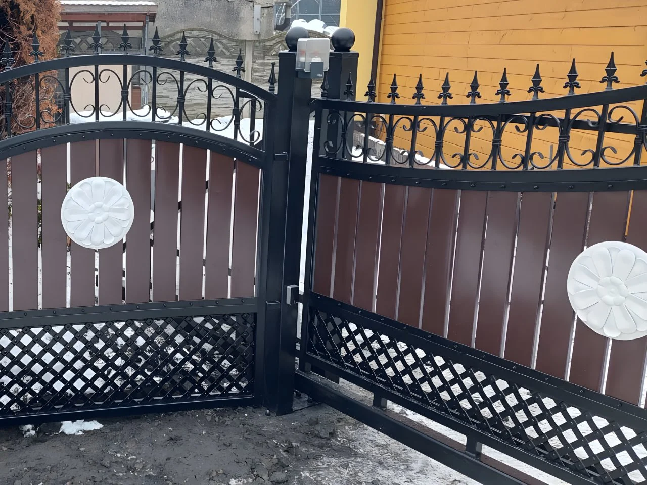 Detal bramy kutej - Rozeta i drewno