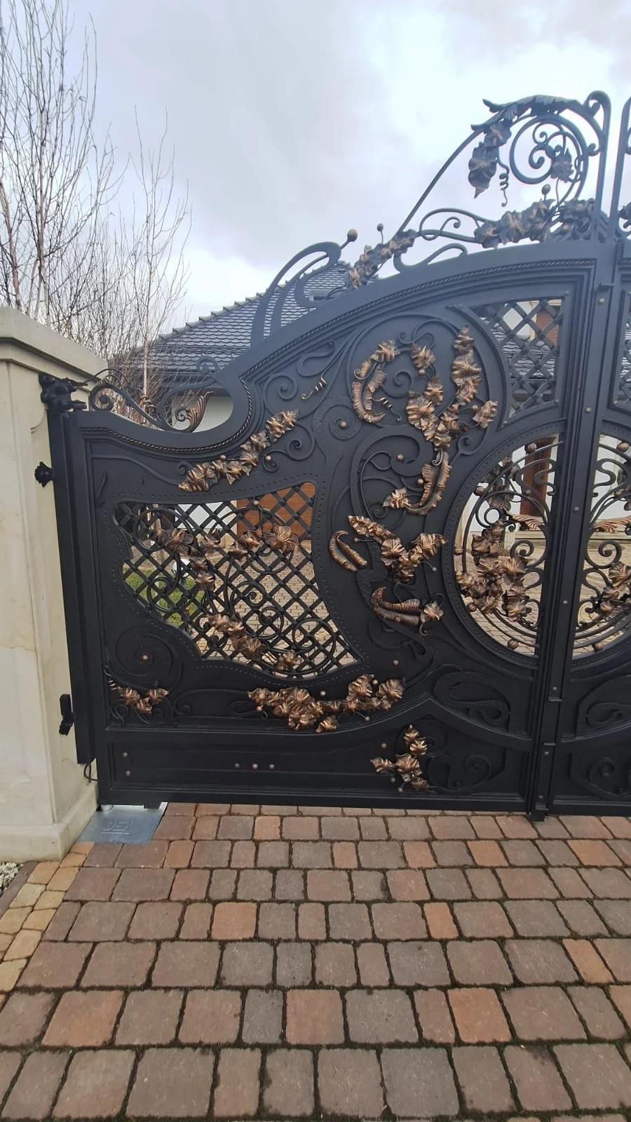 Detal Bramy - Złocone Liście Akantu