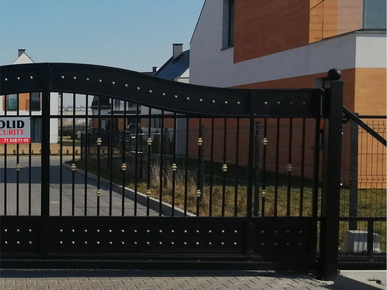 Detal bramy modern - Styl industrialny