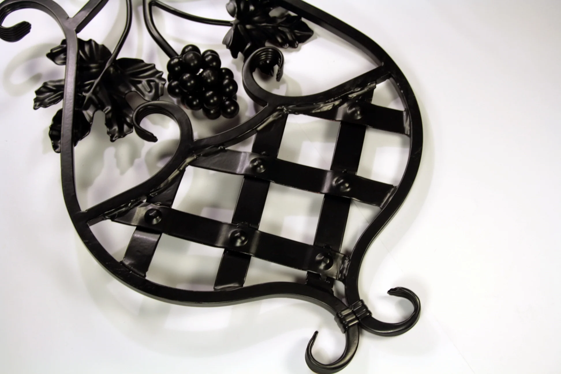 Detal dolny panelu kutego - Czarny