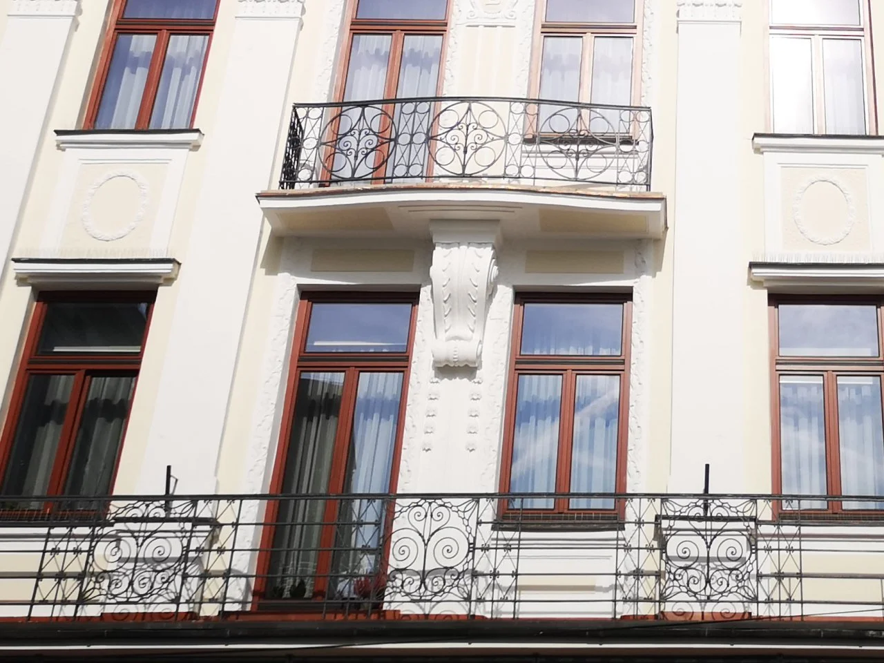 Detal elewacji z balustradą kutą Premium