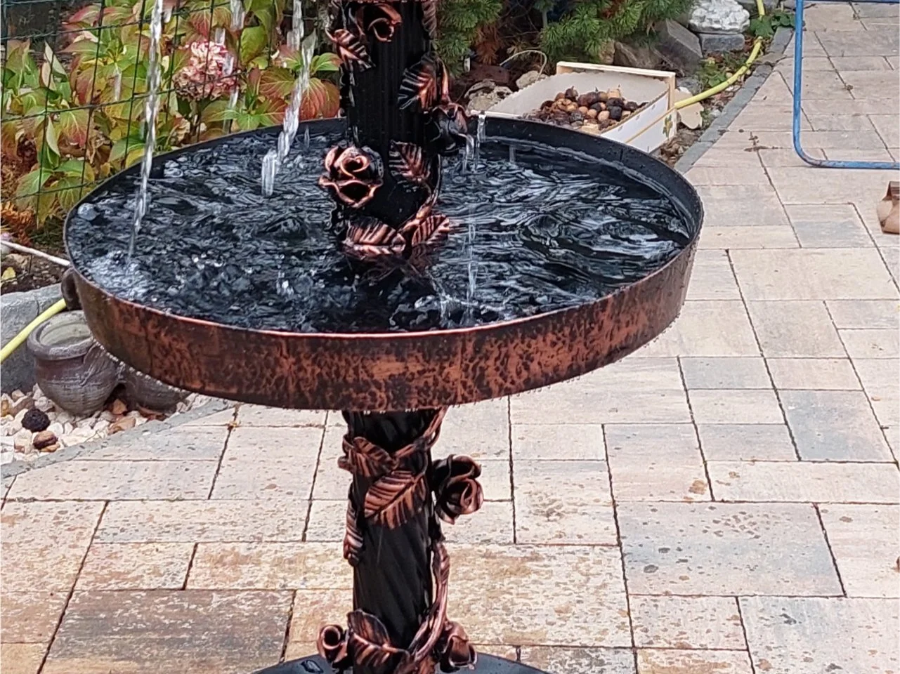 Detal fontanny metalowej - Miedź antyczna