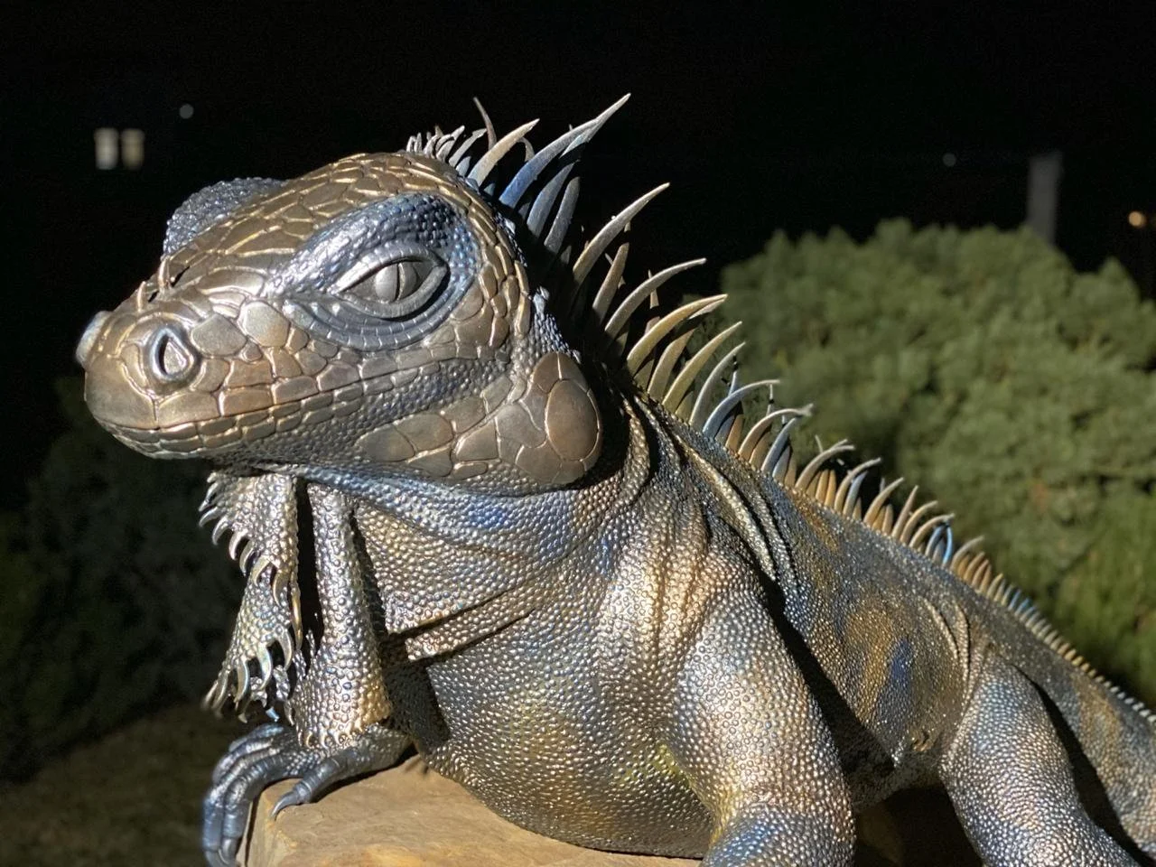 Detal głowy iguany - Kuta stal patynowana