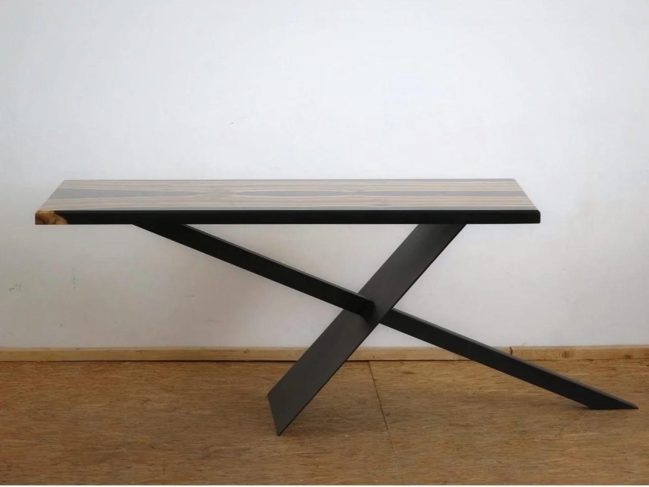 Detal krawędzi stołu - Polerowana żywica