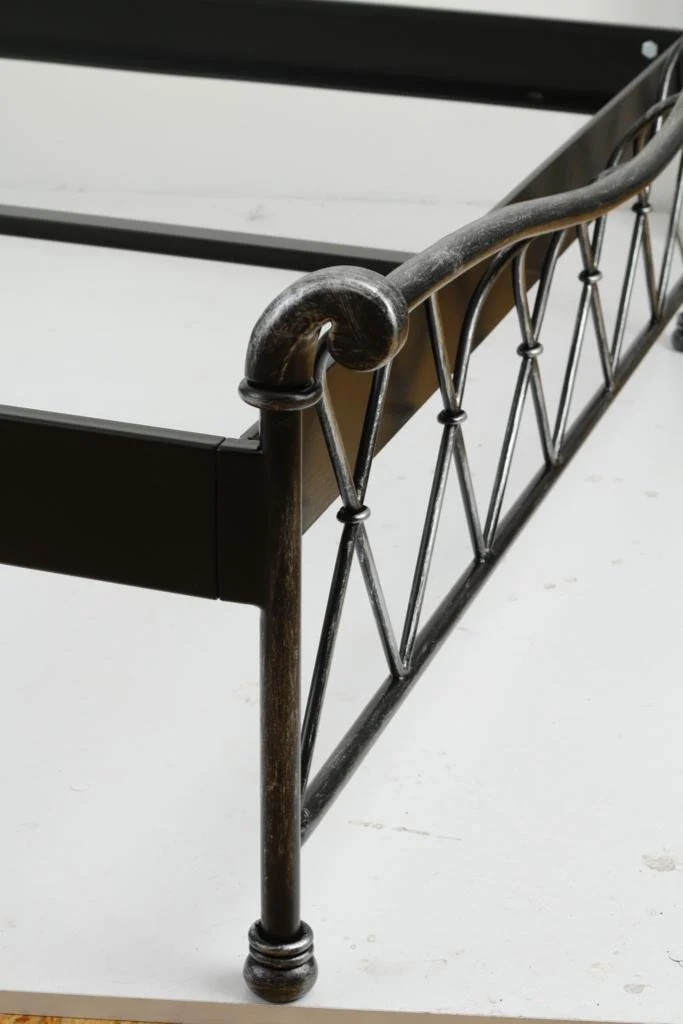 Detal kucia ramy łóżka - Srebrne przetarcia