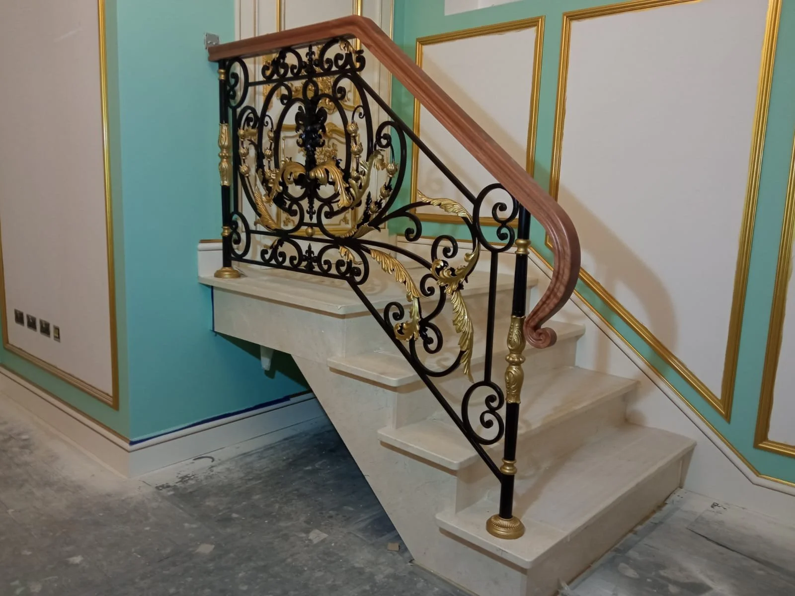 Detal kuty - akant - złocenie ręczne