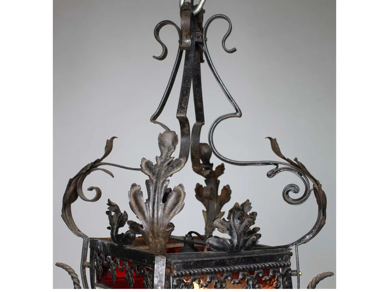 Detal Kuty Lampy Witrażowej - Styl Antyczny