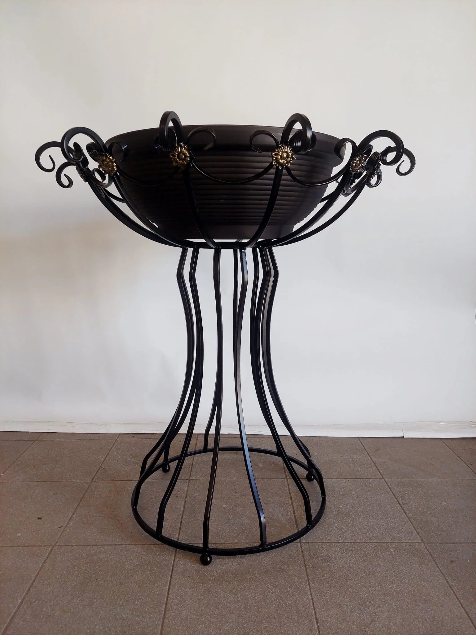 Detal Kwietnika Kutego – Złota Patyna i Kwiaty