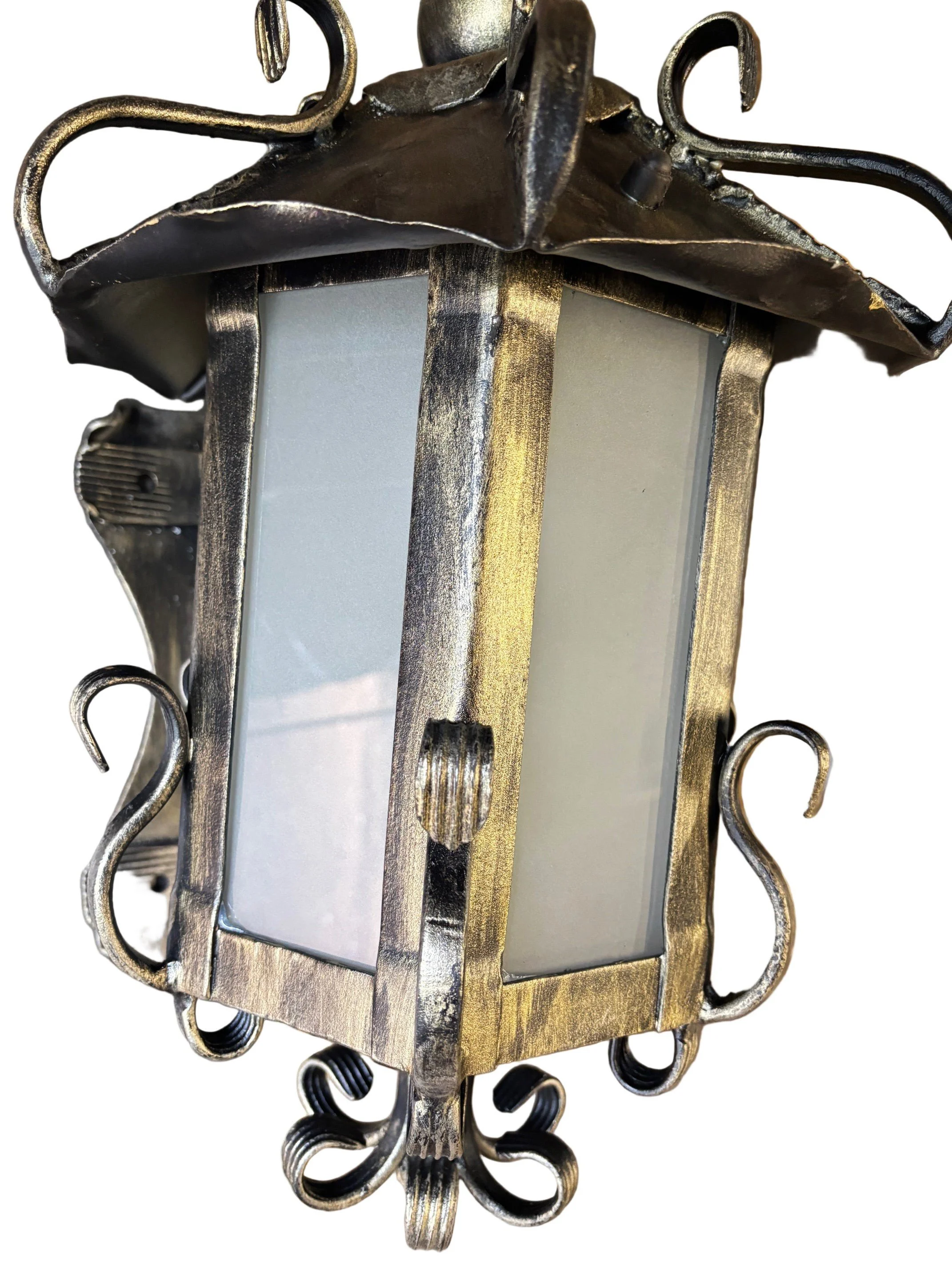 Detal Lampy Kutej – Secesyjne Zdobienia Metaloplastyka