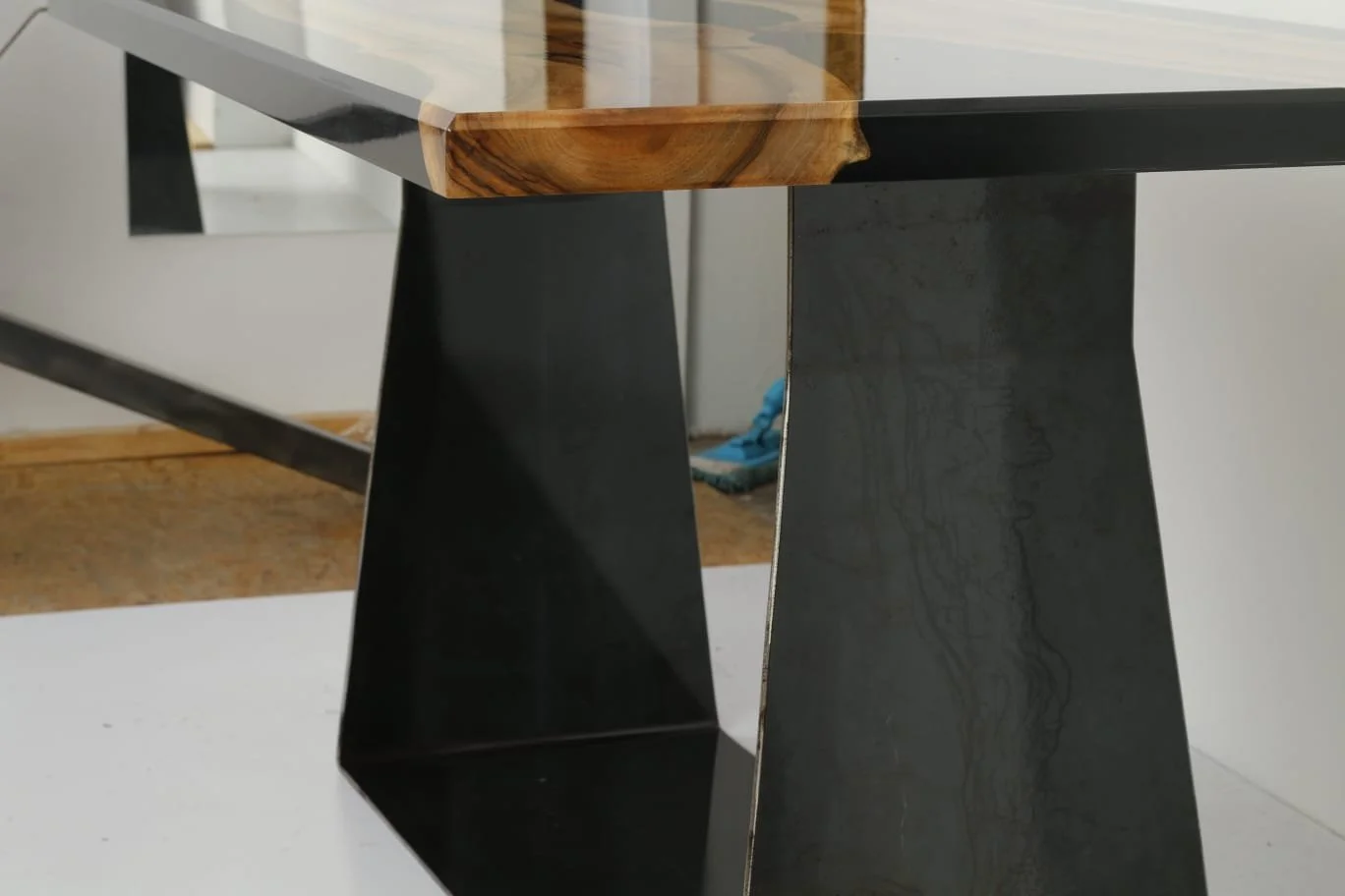 Detal narożnika stołu - Lustrzany połysk