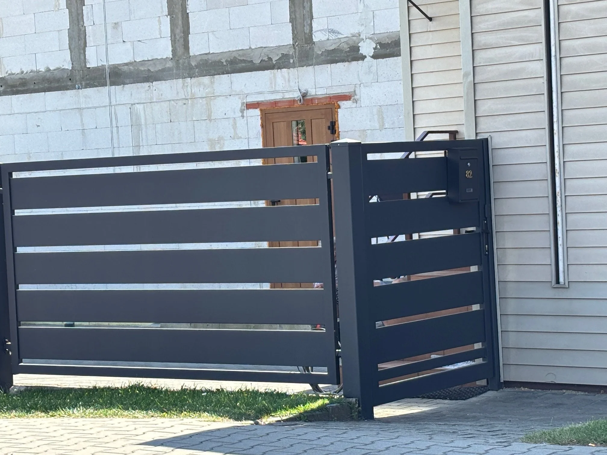 Detal Nowoczesnego Ogrodzenia – Panele Stalowe