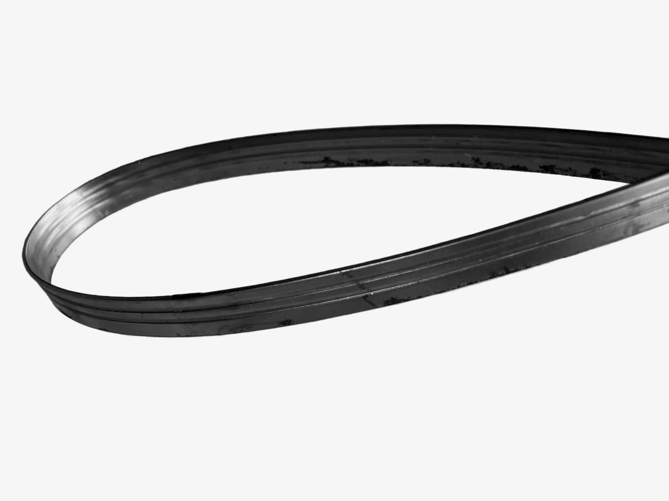 Detal Obręczy Kutej – Zdobienie Stalowe Kowalstwo