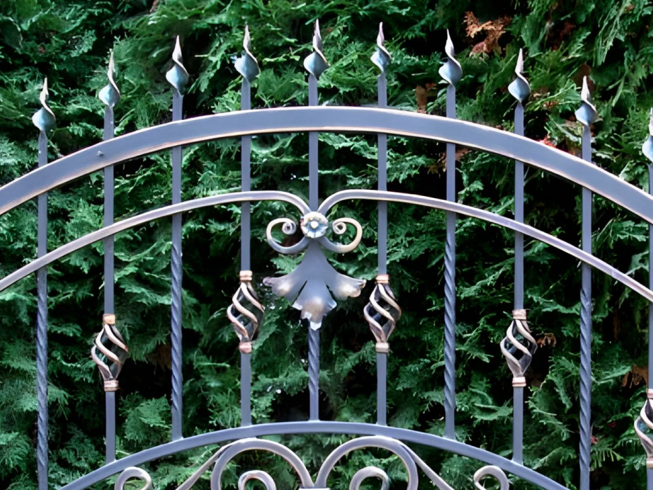 Detal Ogrodzenia Kuty - Kwiat i Koszyczek