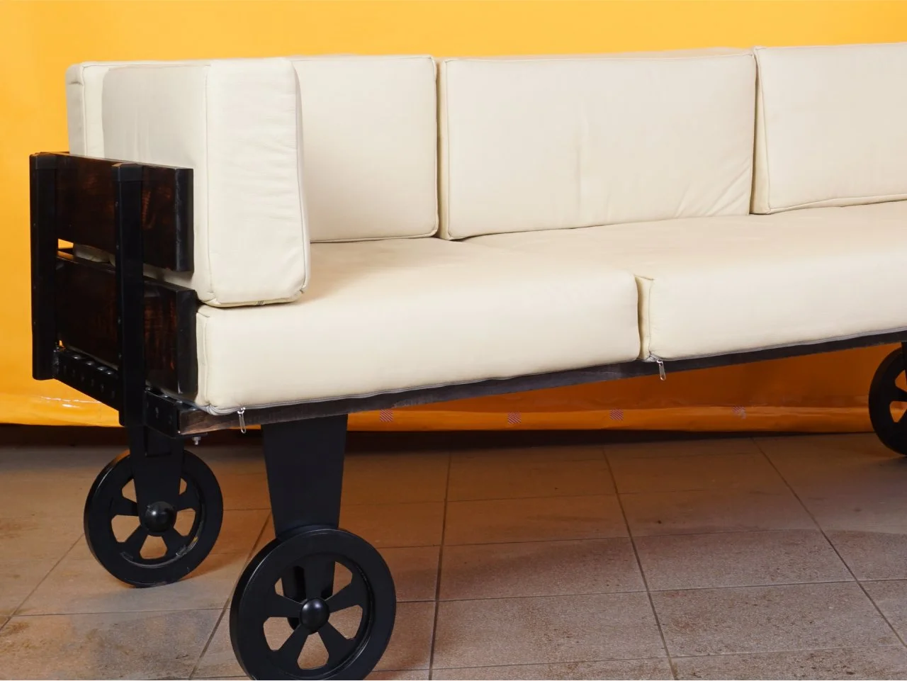 Detal oparcia sofy - Drewno egzotyczne