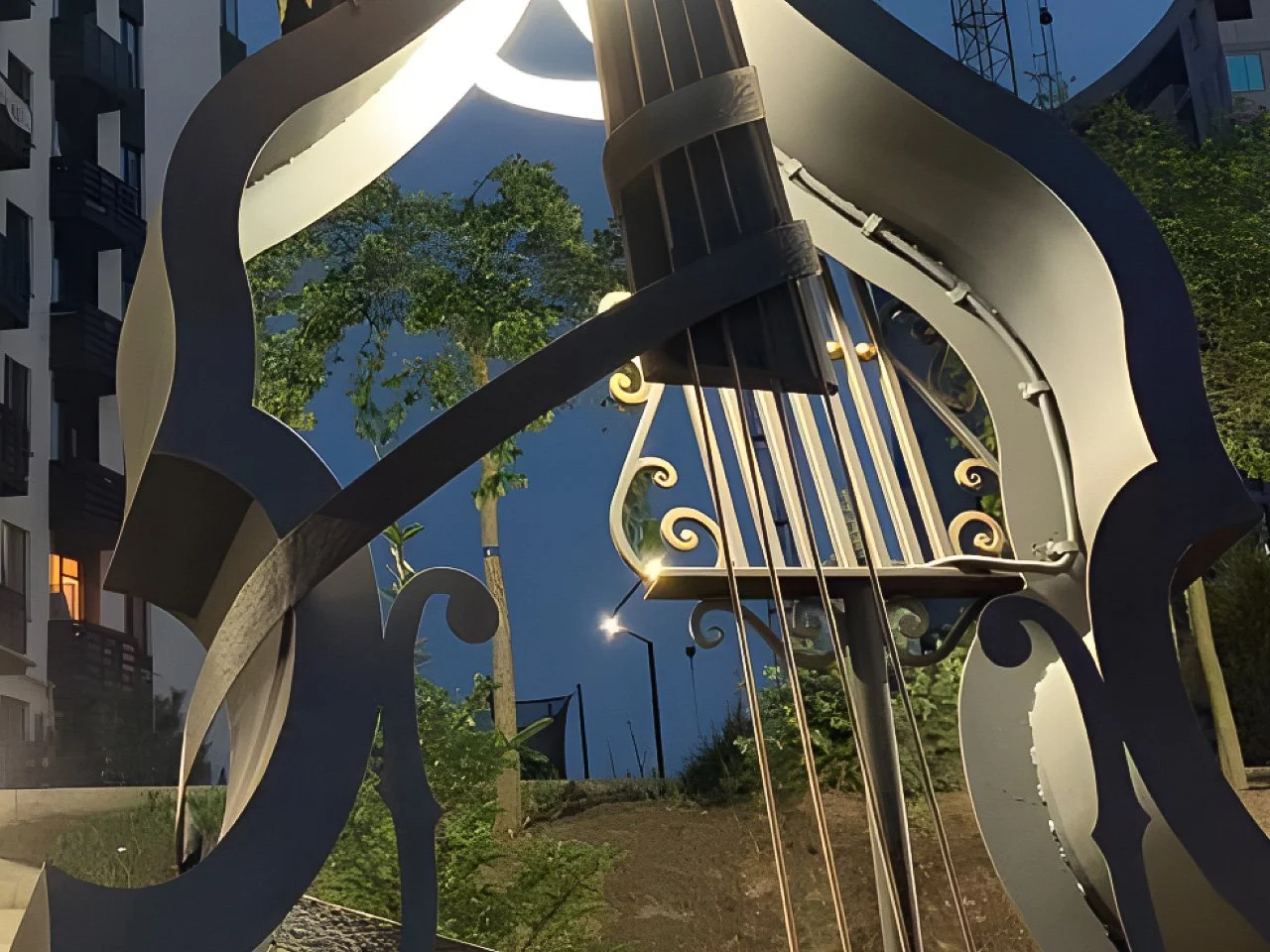 Detal Sowy na Rzeźbie Muzycznej