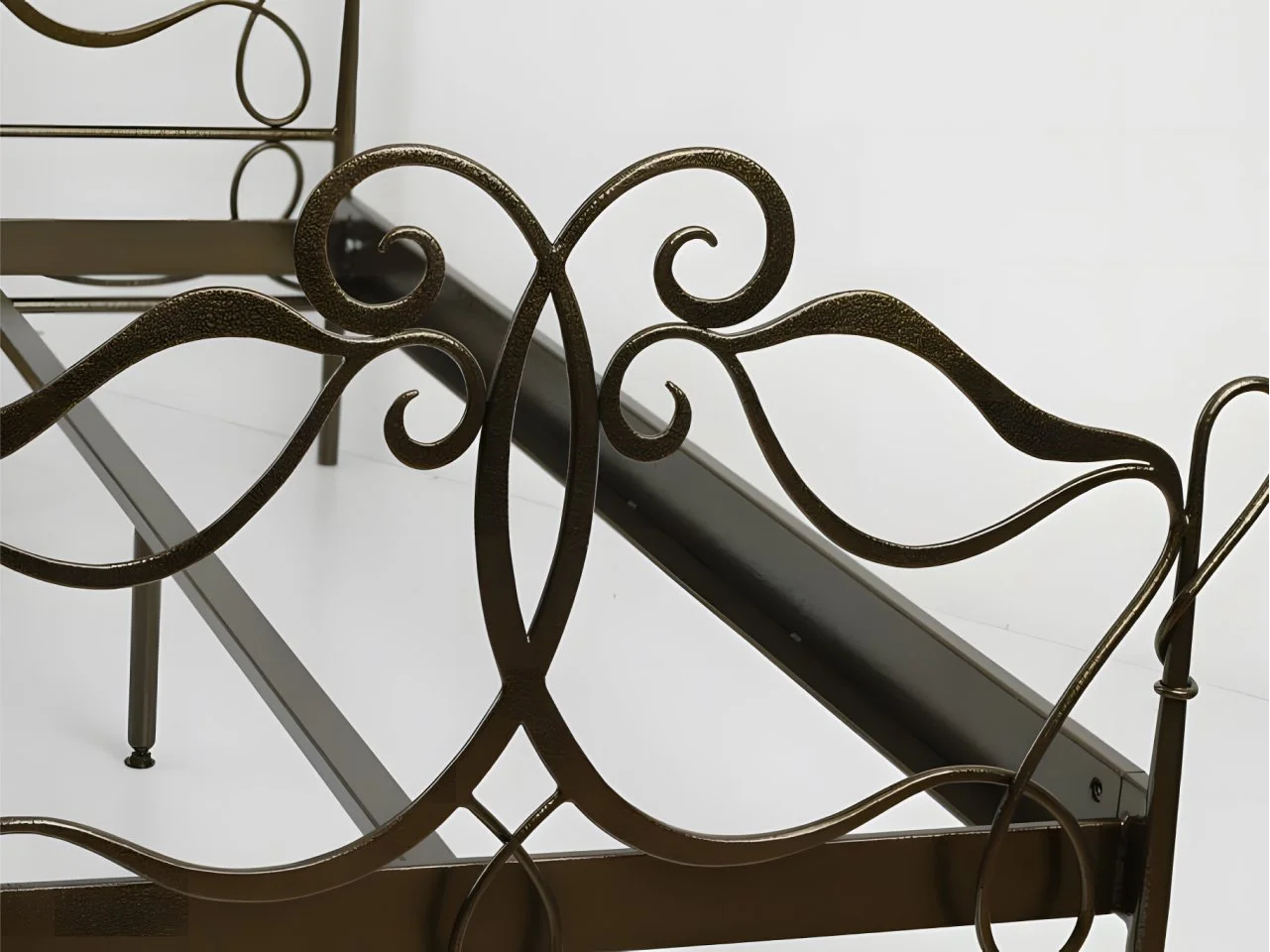 Detal wezgłowia łóżka - Kute linia organiczna