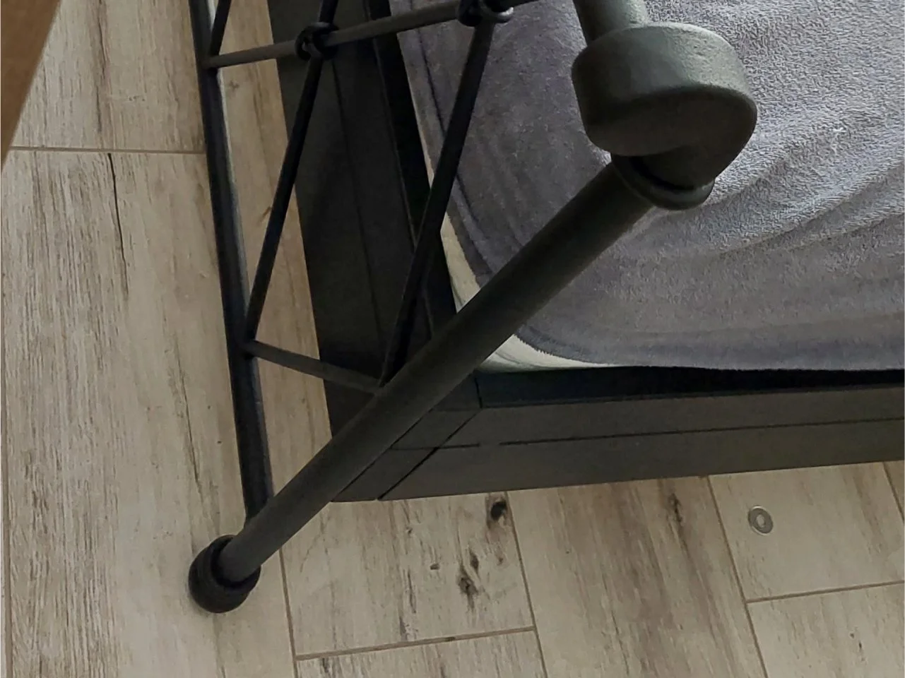 Detal wykończenia łóżka kutego