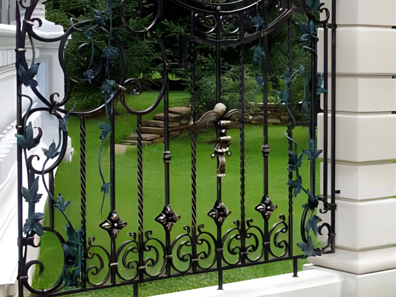 Detal Wykończenia Ogrodzenia - Kute Liście