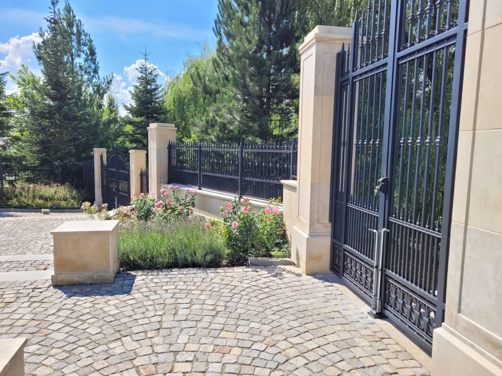 Detal Zamka i Klamki w Bramie Kutej – Solidność i Estetyka