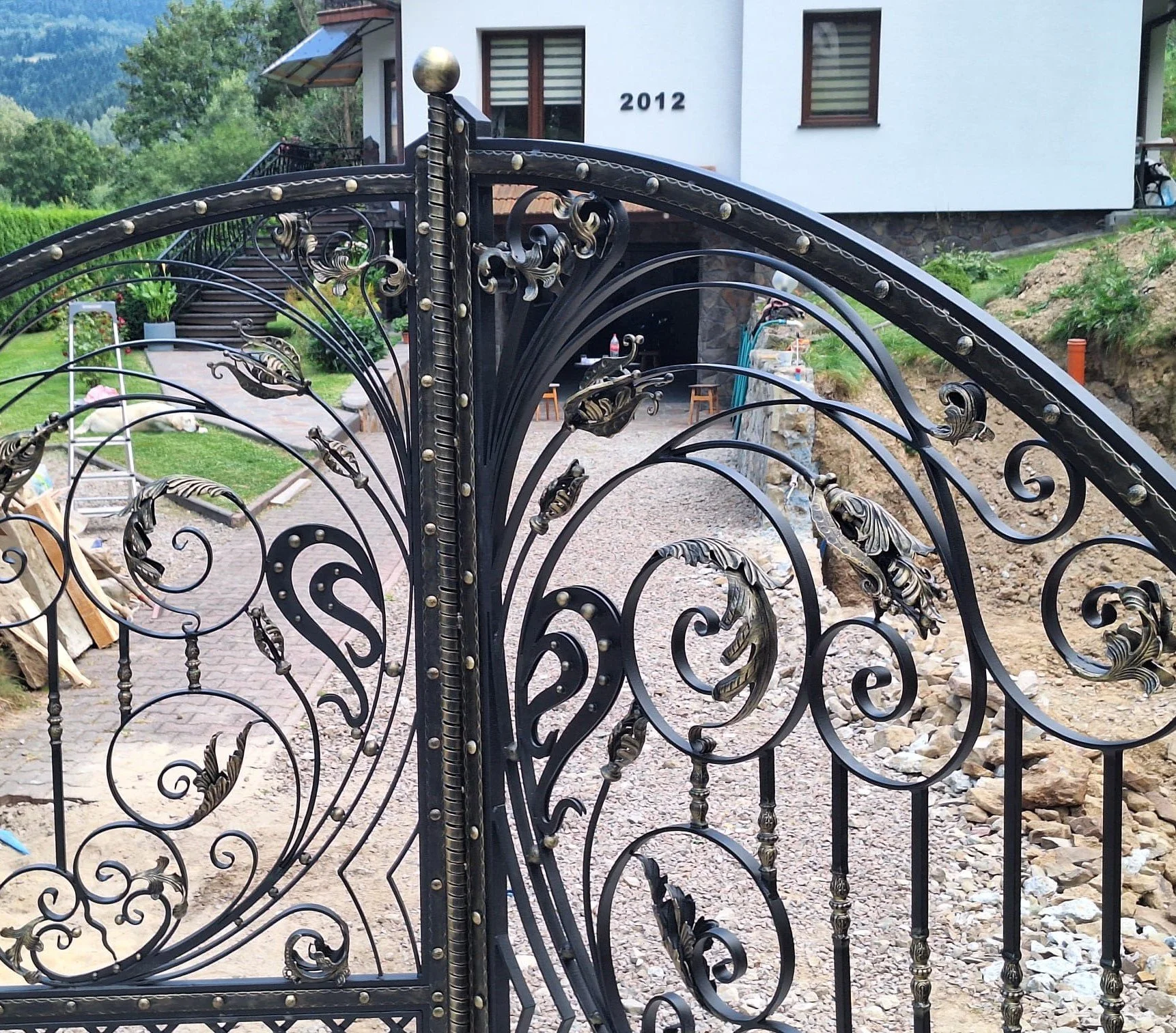 Detale Szczytowe Bramy Rezydencyjnej – Liście i Grot