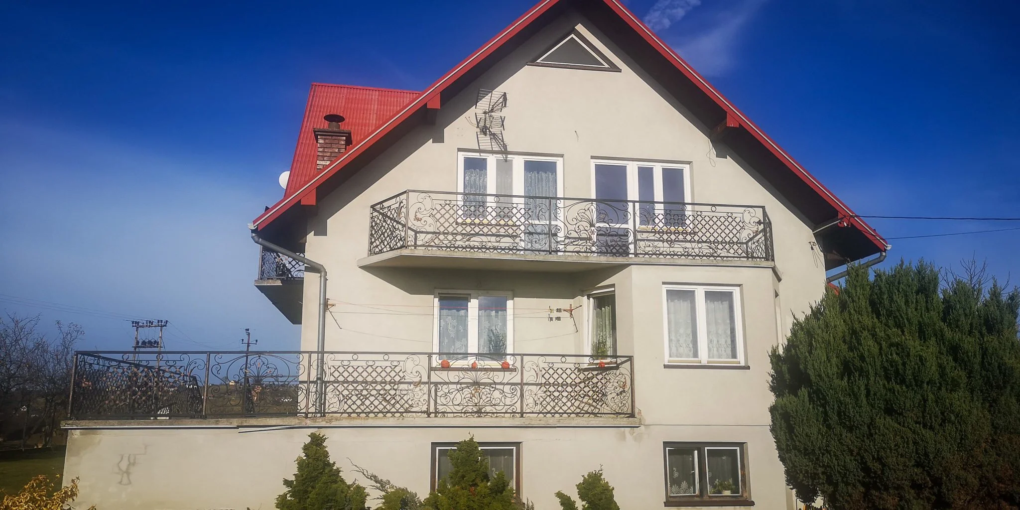 Dom z Kutymi Balkonami - Komplet