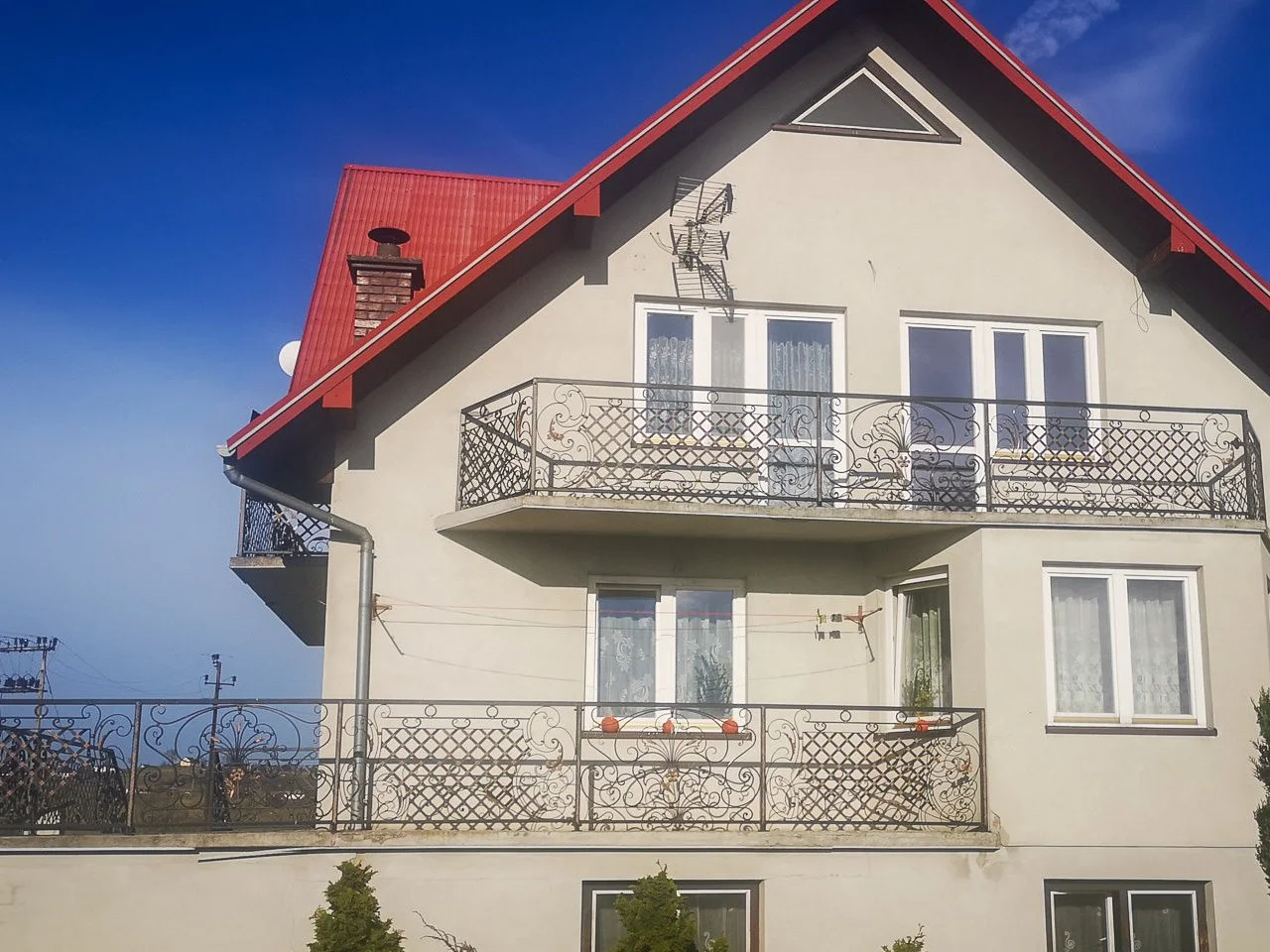 Dom z Kutymi Balkonami (Widok 2)