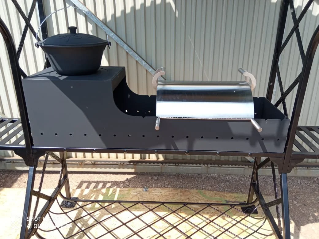 Duży grill ogrodowy z piecem na kociołek