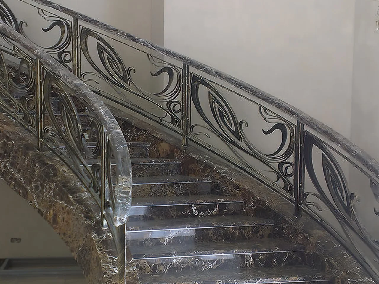 Ekskluzywna Barierka Kuta na Marmurowych Schodach