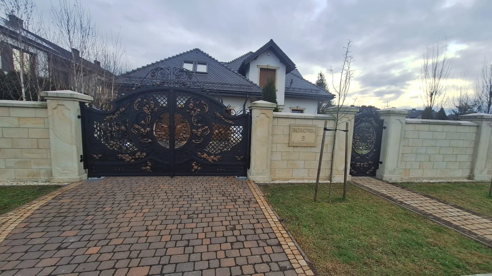 Brama Rezydencjonalna - Pałacowa Czerń i Złoto