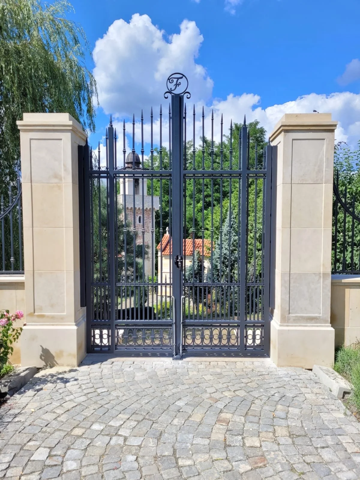 Ekskluzywna Brama Rezydencyjna z Monogramem – Luksus i Prestiż