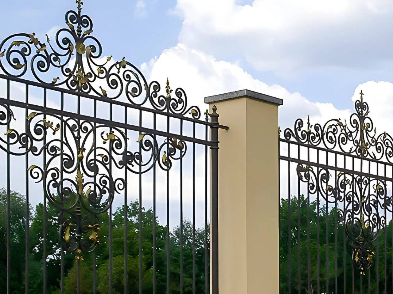 Ekskluzywne Ogrodzenie ze Złotymi Detalami