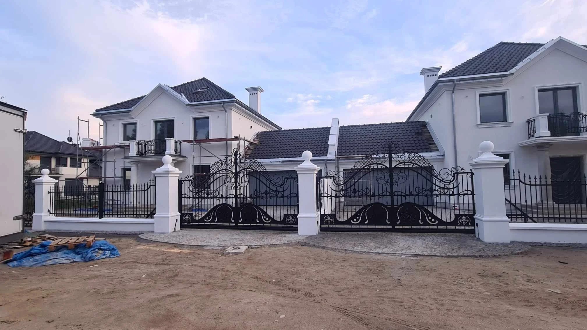 Eksperymentalna brama kuta premium - biała rezydencja