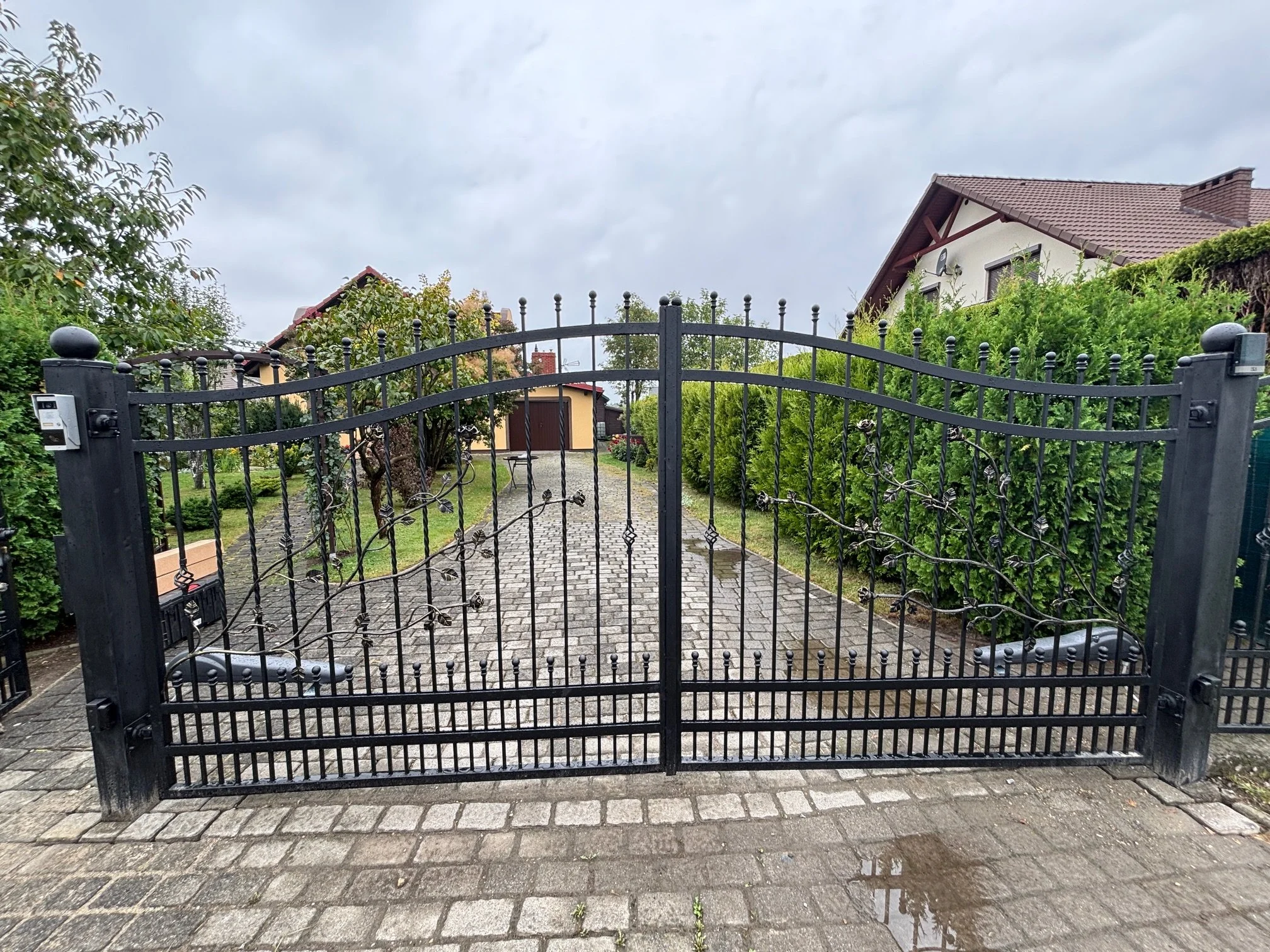 Elegancka Brama Kuta z Motywem Różanym – Widok Ogólny