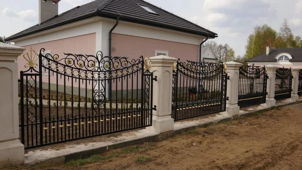 Eleganckie Ogrodzenie Kute ze Złotymi Elementami