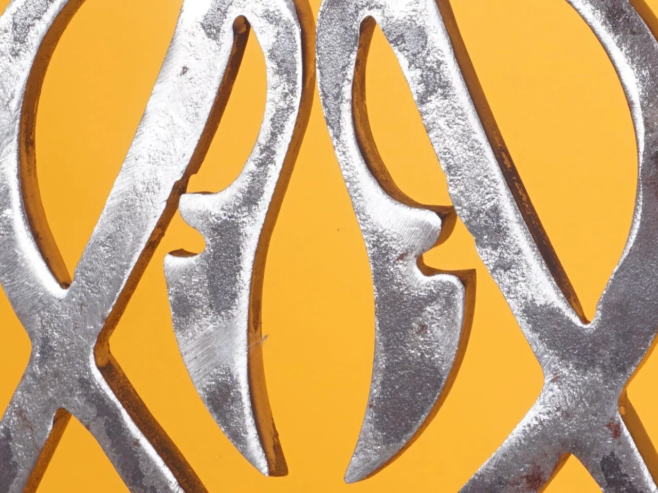 Detal Elementu Kutego - Zwieńczenie z Motywem lilii