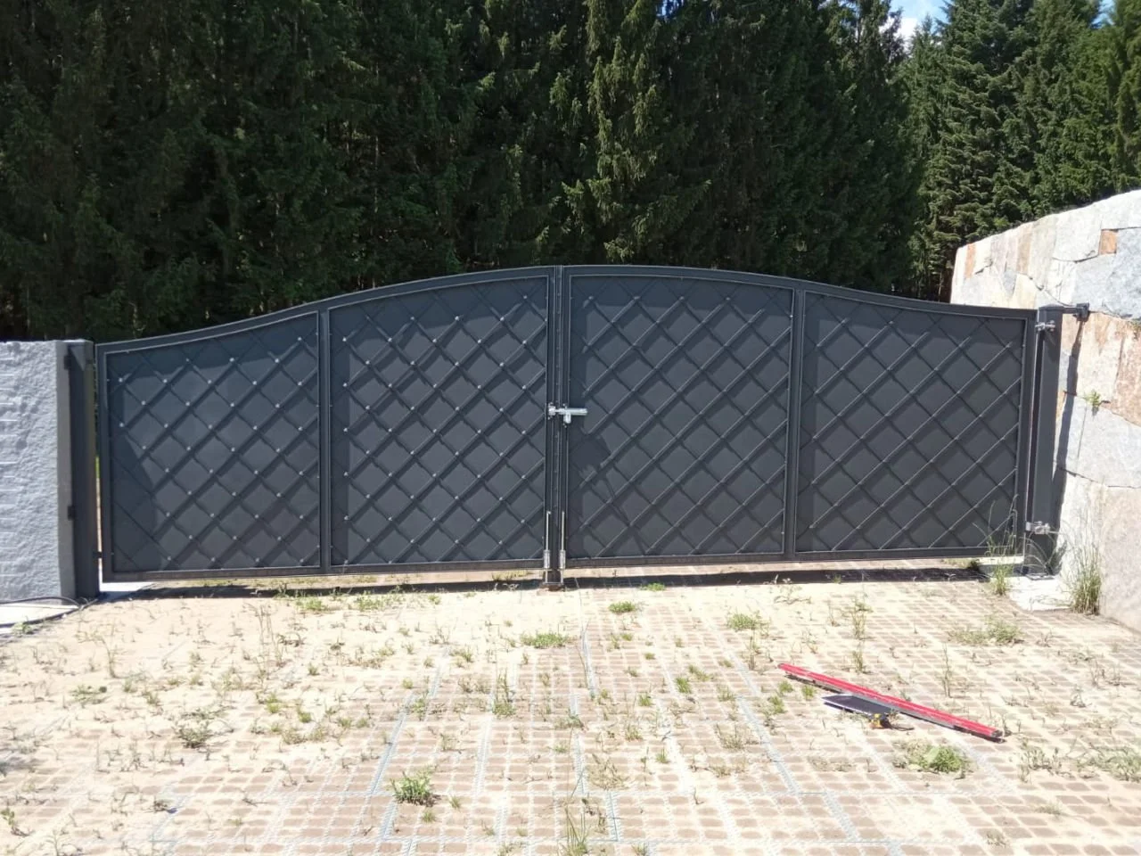 Elewacja Domu z Balkonami Kutymi