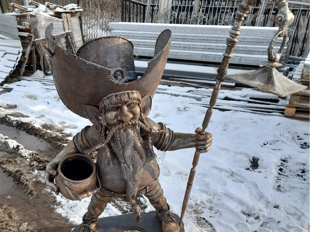 Figura Krasnala z Latarnią Metalową