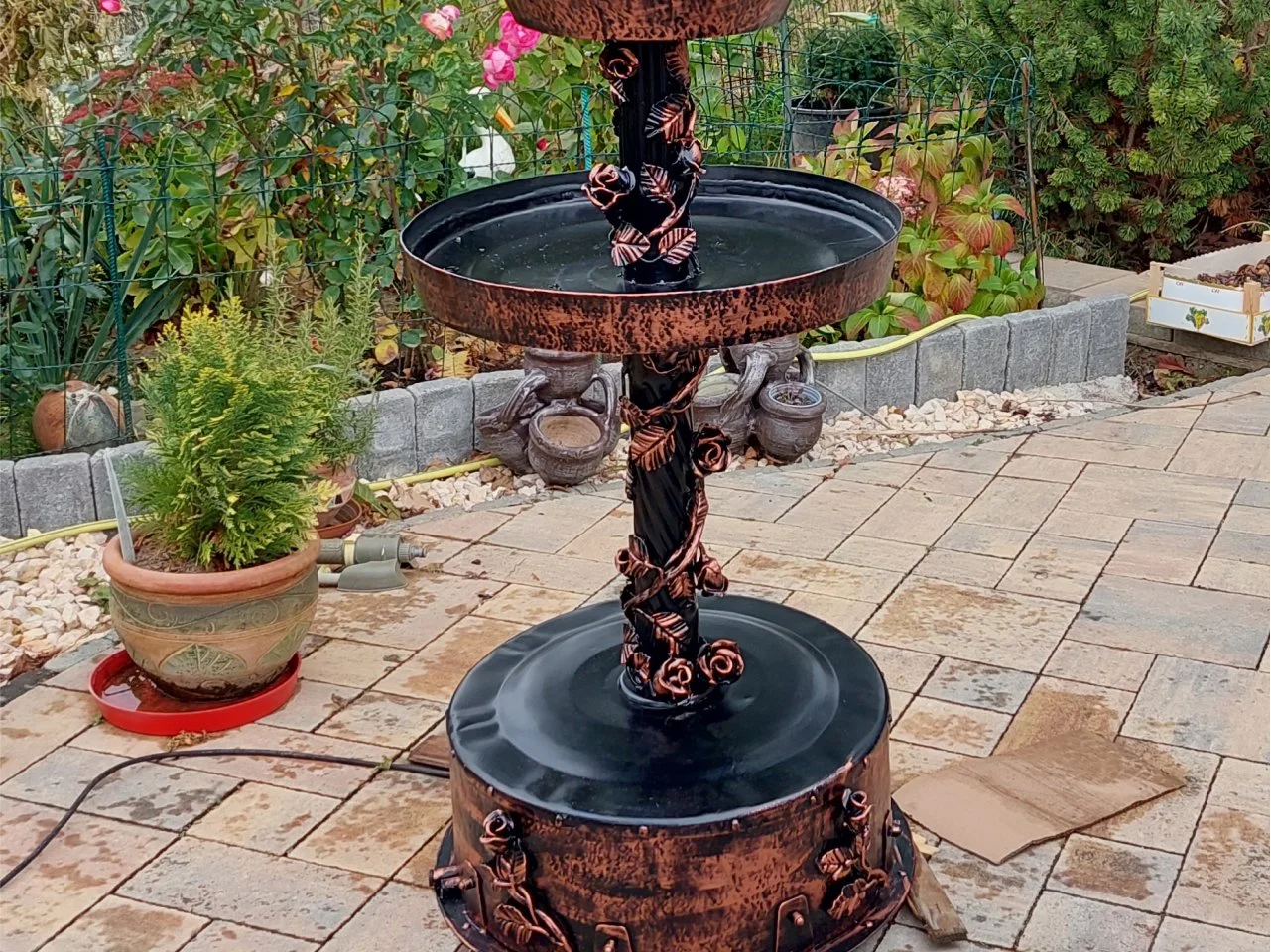 Fontanna ogrodowa metalowa - Trzy poziomy