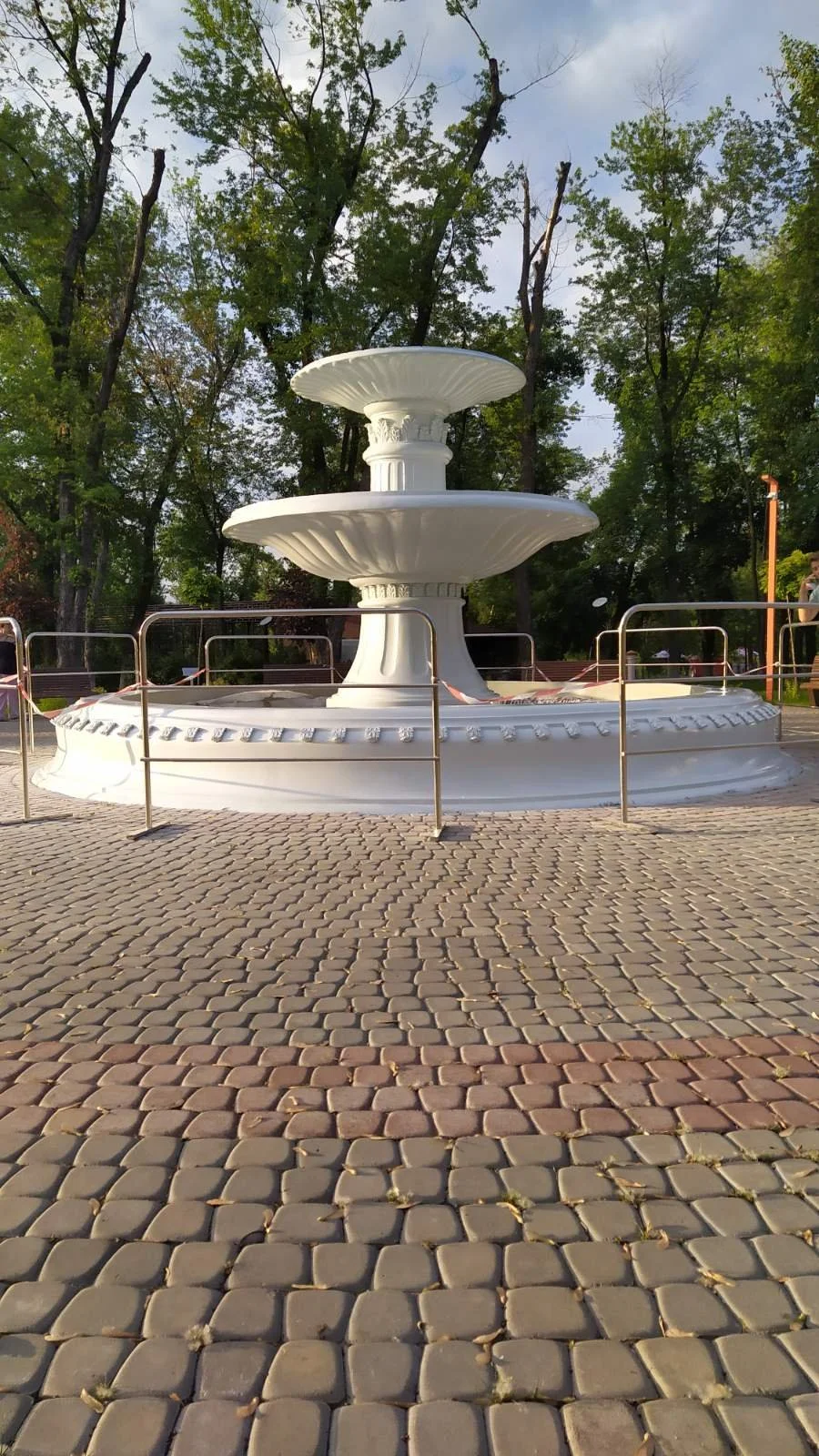 Fontanna Parkowa Klasyczna - Biała Beton Architektoniczny