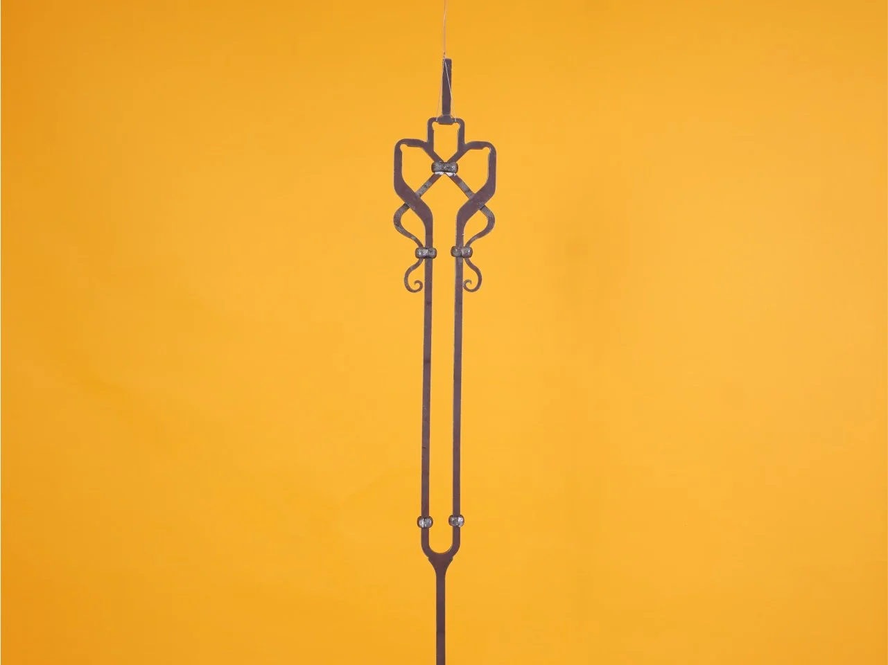 Front geometrycznego ornamentu kowalskiego