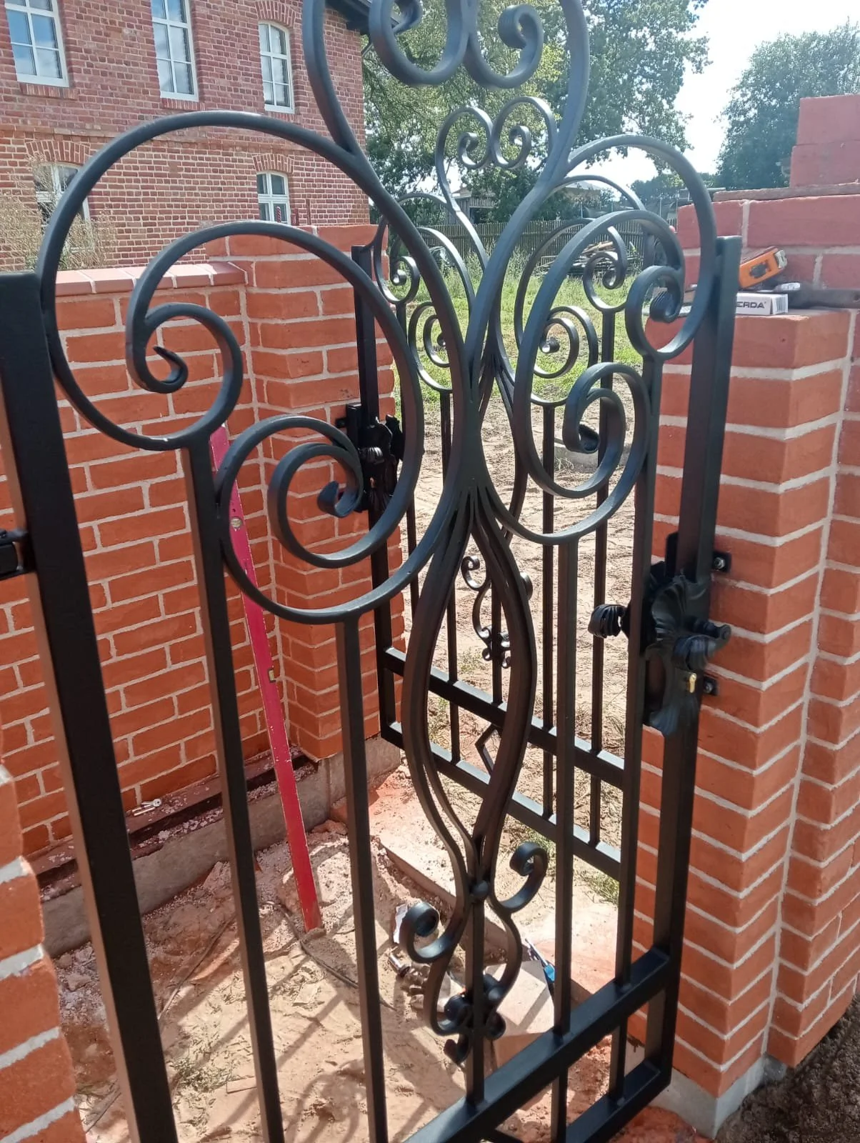 Furtka Kuta – Montaż w Nowoczesnym Murze z Cegły