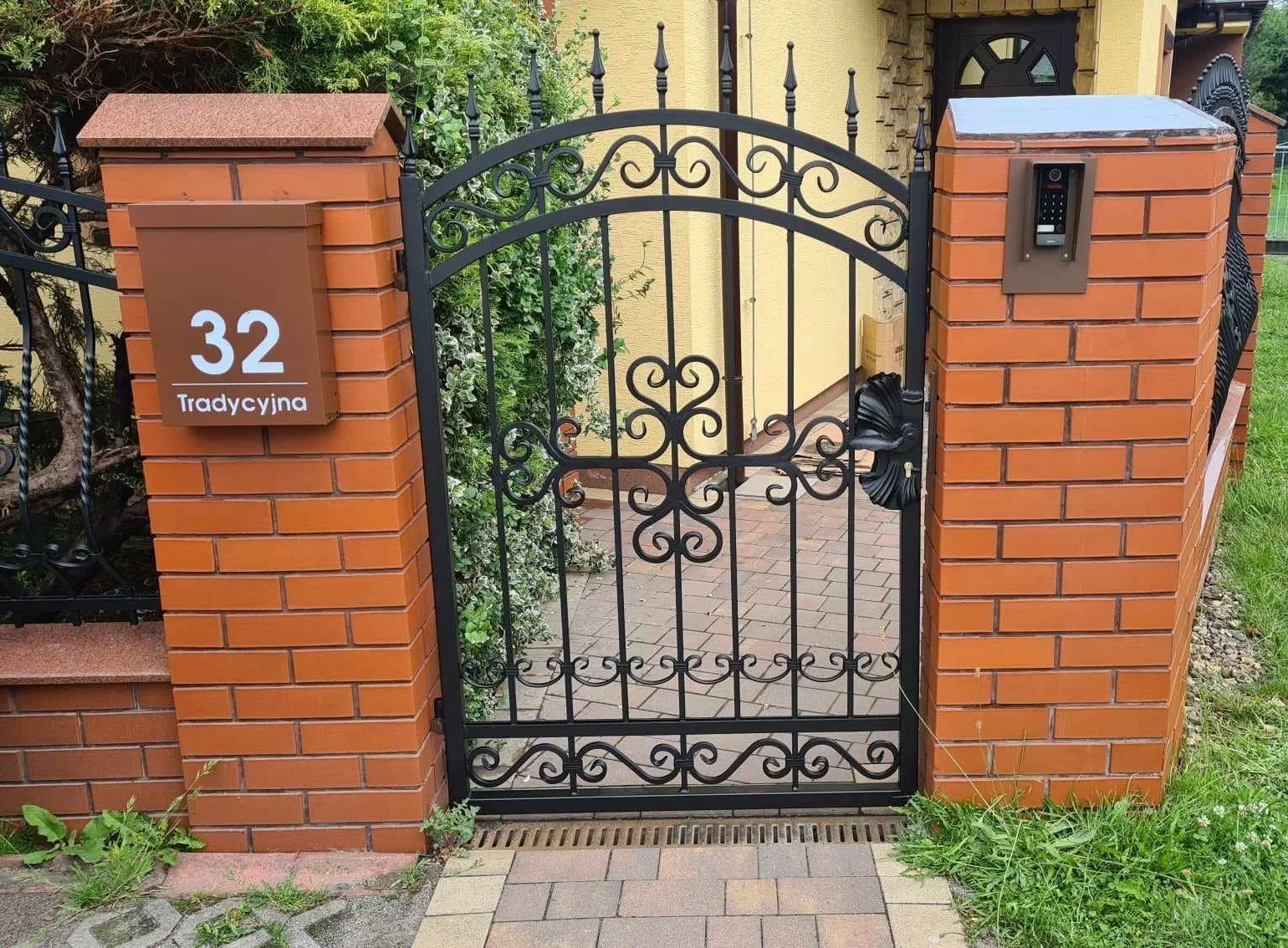 Furtka Kuta ze Skrzynką Pocztową i Domofonem