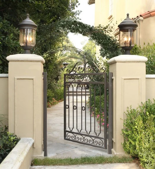 Furtka kuta - styl ogrodowy - lampiony