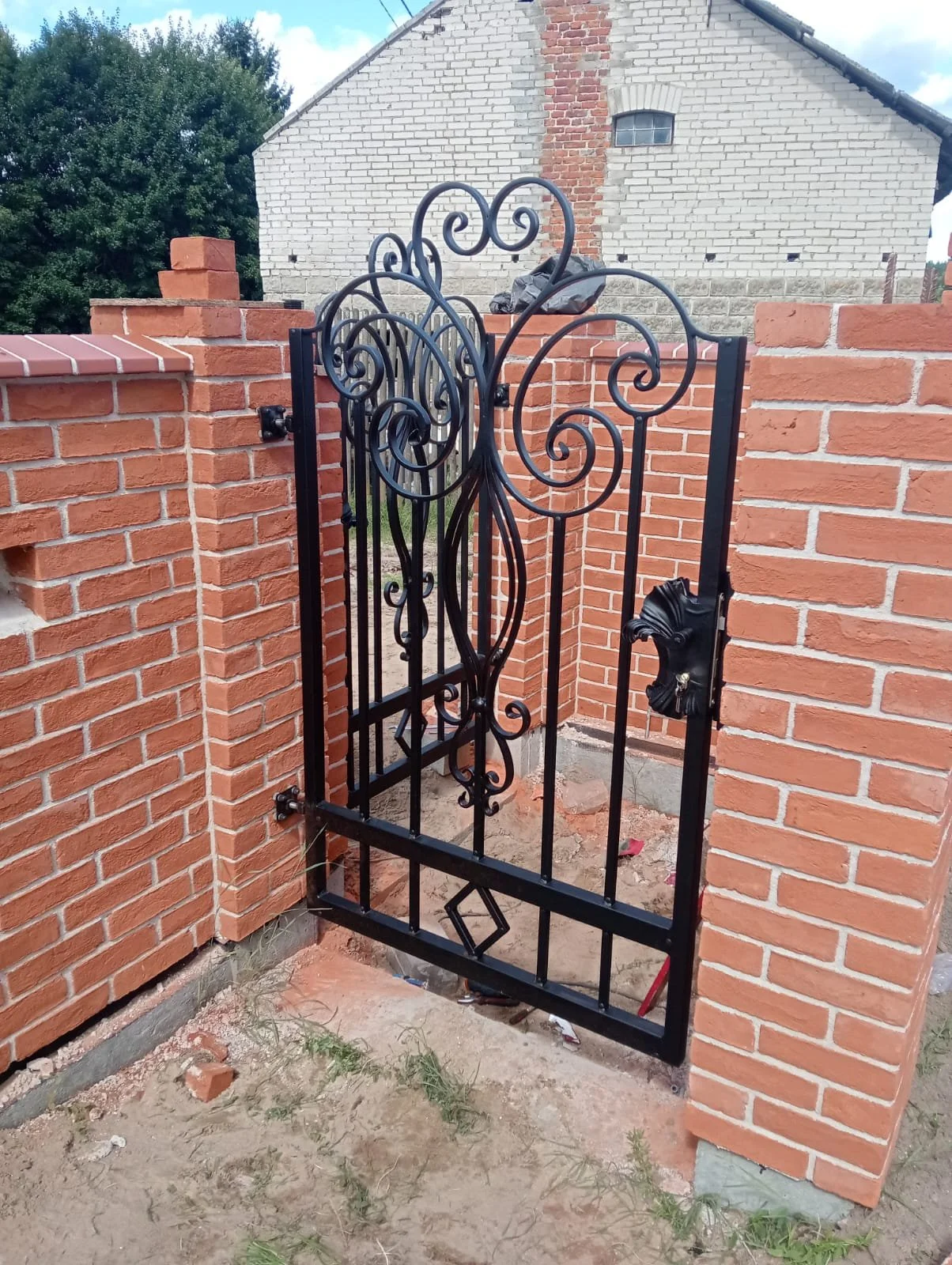 Mała Furtka Kuta w Murze Ceglanym – Urok i Detal