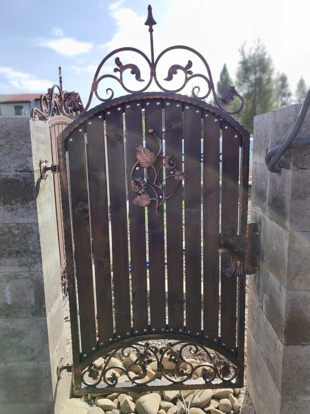 Furtka kuta z drewnem - kwiatowe zdobienia - miedź