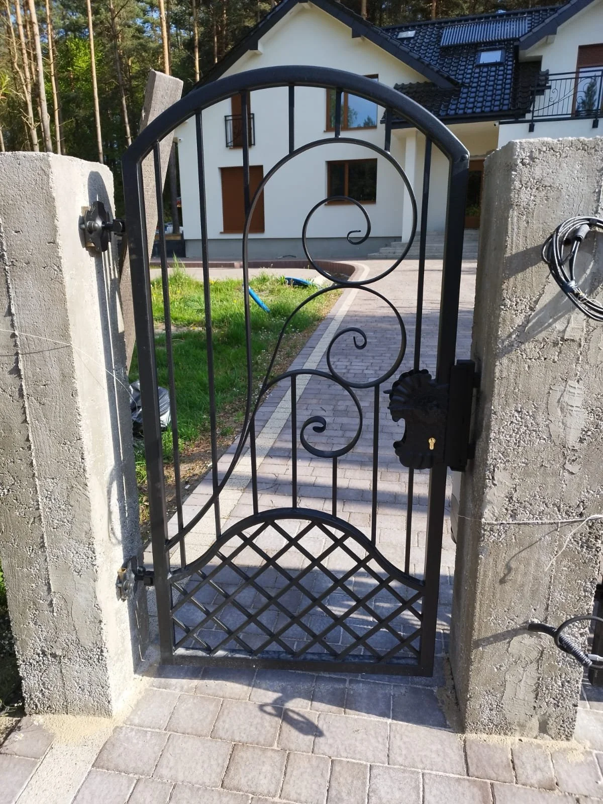 Furtka kuta z kratką i ozdobną klamką